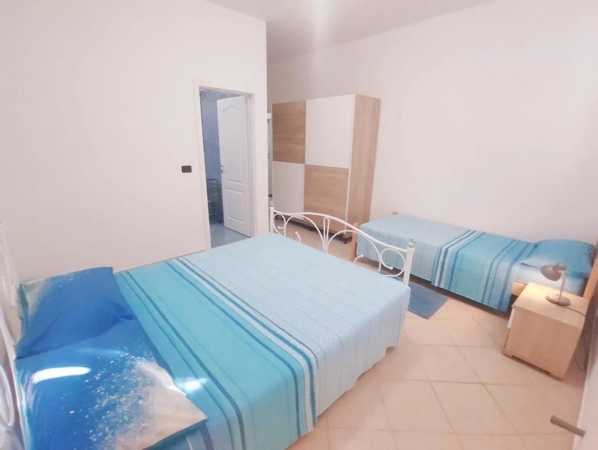 Spavaća soba s bračnim i pomoćnim krevetom u plavim tonovima