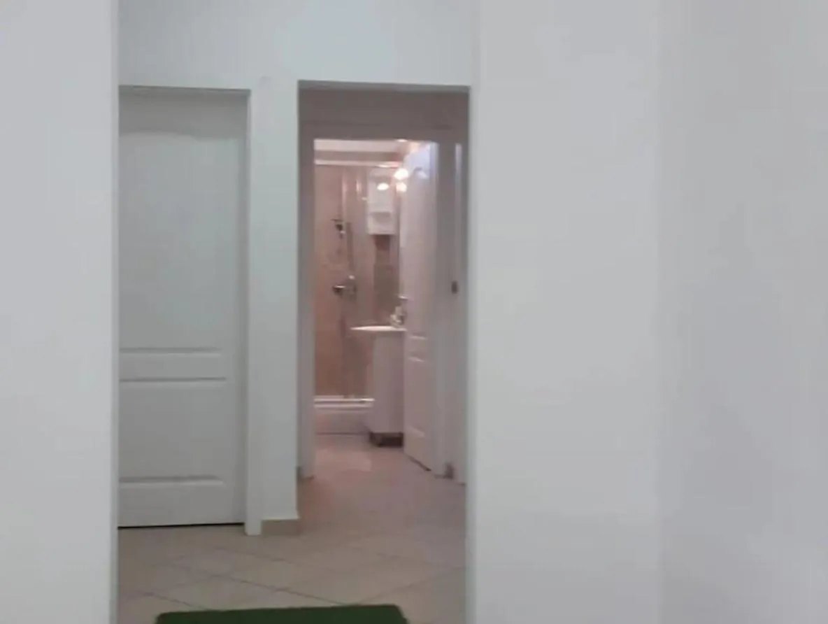Hodnik apartmana s vratima prema sobama i kupaonici