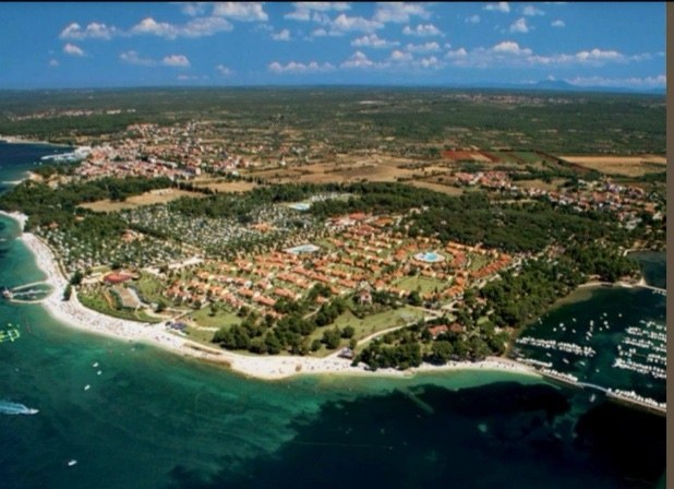 Zračni pogled na razvedenu obalu s plažama i marinom u okolici apartmana